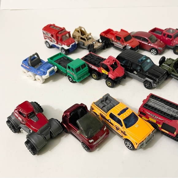 Lot of 23 Diecast Matchbox Toy Cars - Picture 8 of 16